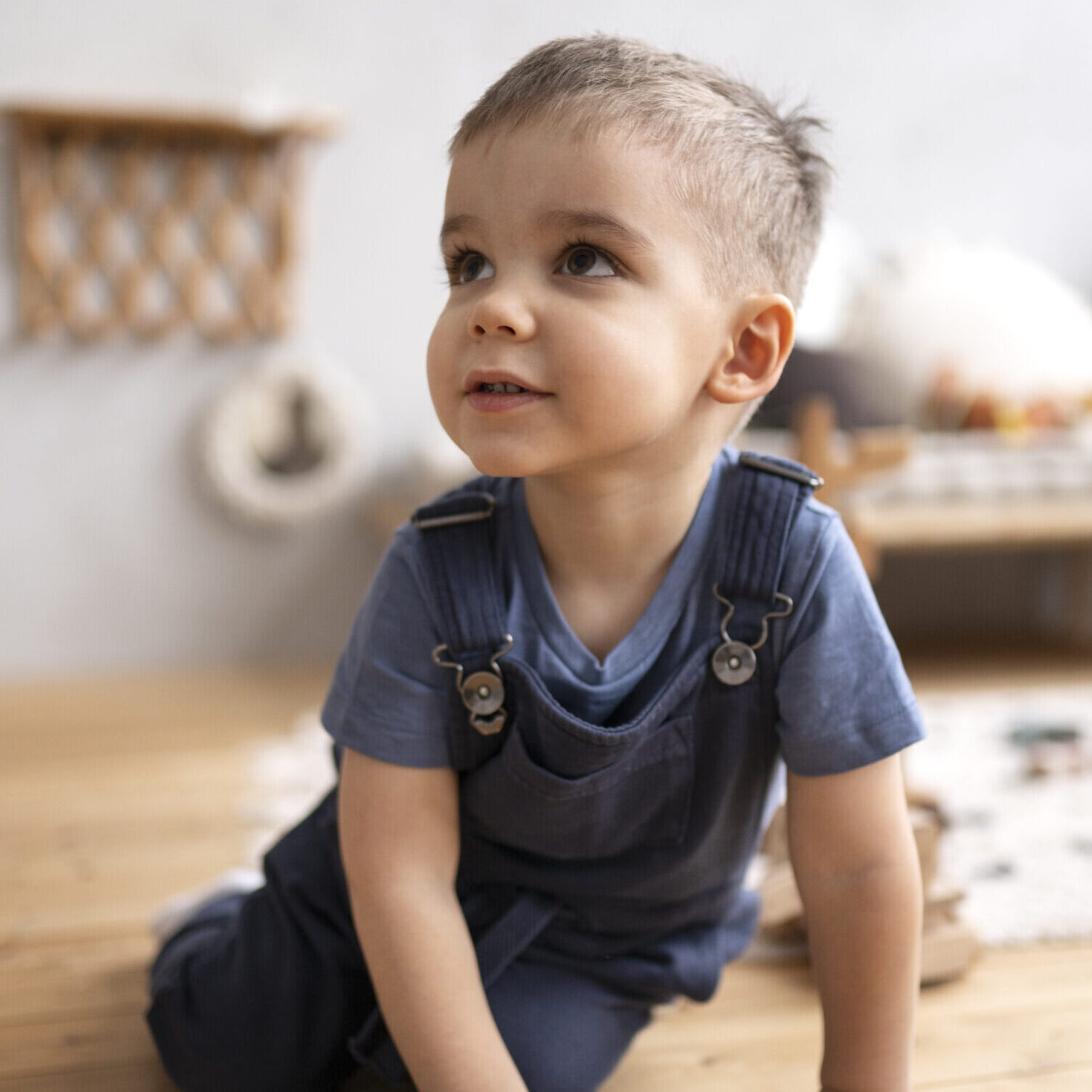 enfant-jouant-dans-sa-chambre