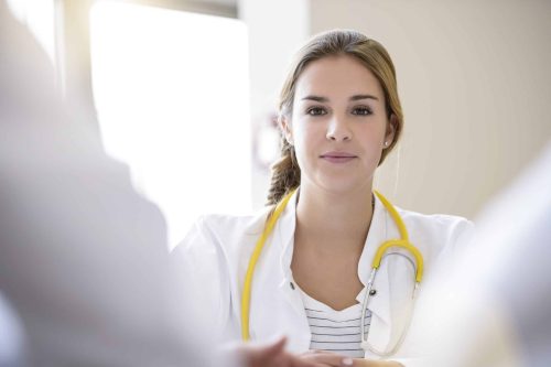 Portrait d’une médecin lors d’une réunion, image symbolisant la formation des professionnels de santé.
